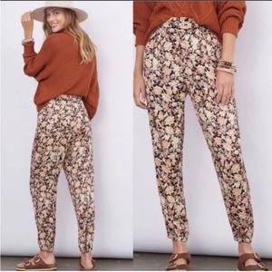 by ANTHROPOLOGIE diandra jogger pants size 8, trendy satin Black and Tan floral